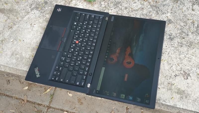 ThinkPad 495s בפתיחת מסך מלאה של 180 מעלות