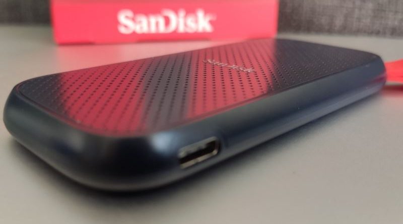 תמונה עם חיבור SandDisk Portable SSD