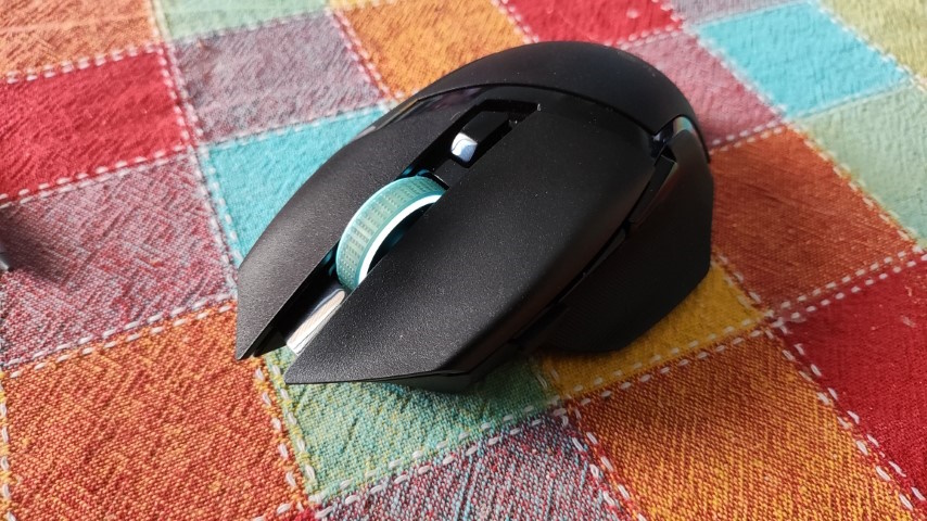 מבט מקדימה על Razer Basilisk V3 X Hyperspeed והצבעים המתחלפים של הגלגלת