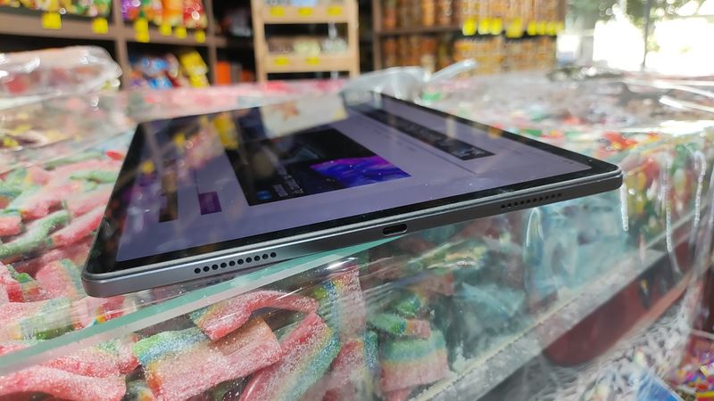 טאבלט המדיה החדש של לנובו במראה דקיק מהצד