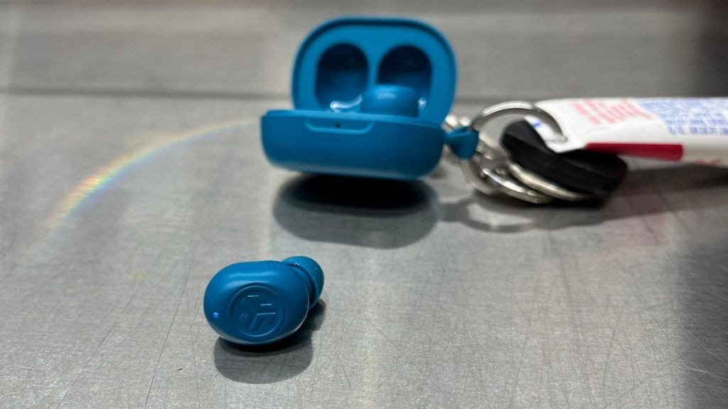 אפשר להשתמש גם רק באוזניה אחת של JBuds Mini ובקלות