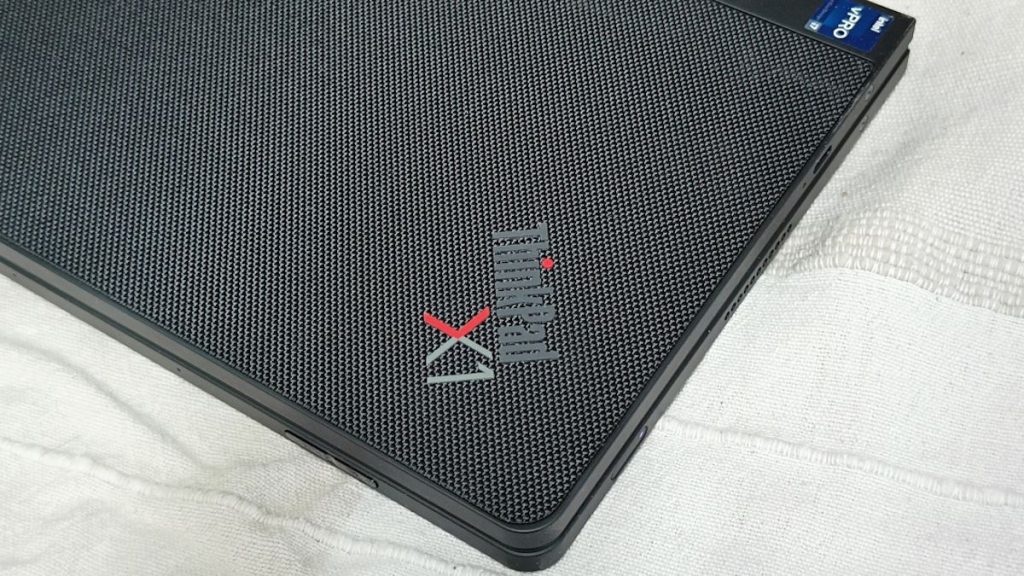 המראה המחוספס החיצוני הממוחזר של ThinkPad X1 Fold 16 עם הלוגו המוכר