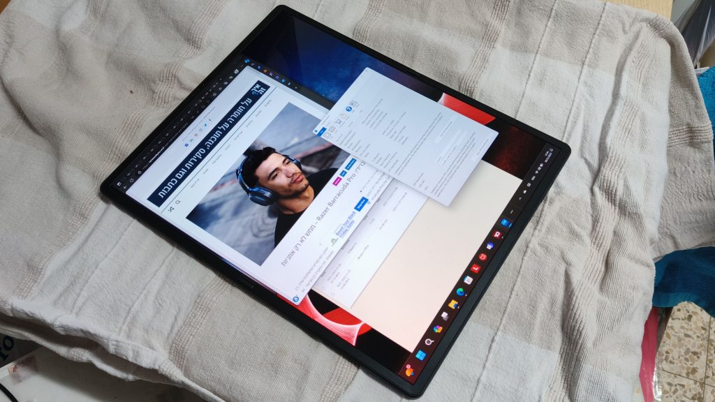 ThinkPad X1 Fold 16 Gen 1 בפתיחה מלאה על השולחן
