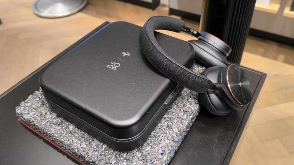 גרסת המרוצים של Beoplay H95 עם הסוס הדוהר