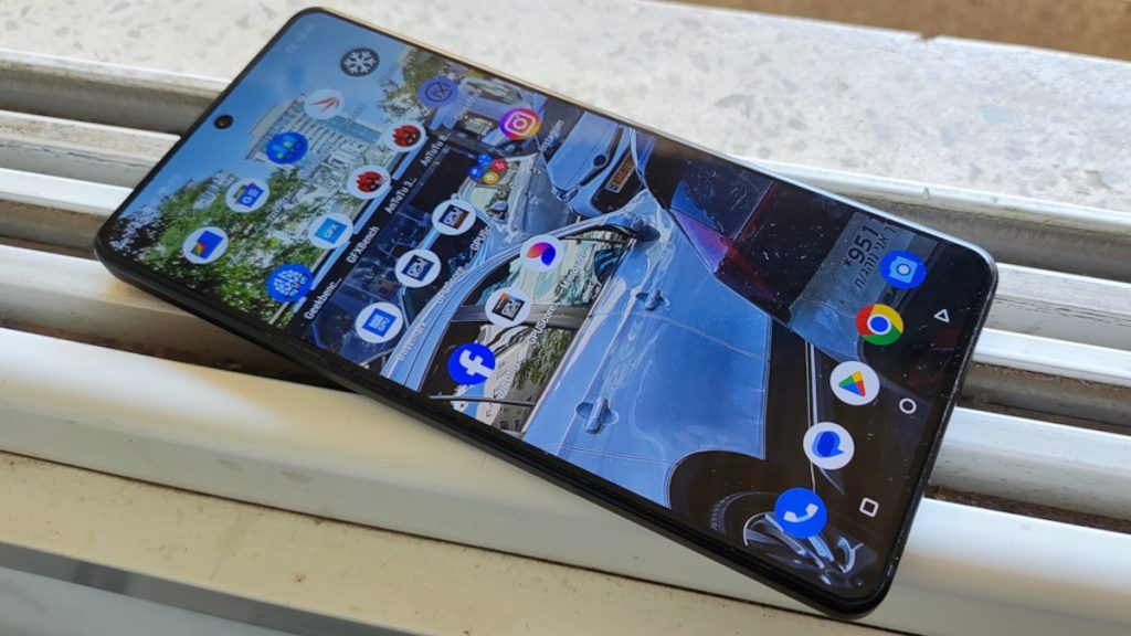 קפיצה נחשונית - המסך הענק של Zenfone 11 Ultra שזינק מ-5.92 ל-6.78 אינץ'