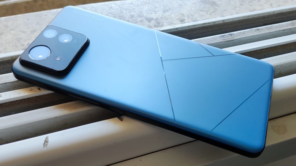 גב בעיצוב שמוכר היטב מהניידים של אסוס ב-Zenfone 11 Ultra
