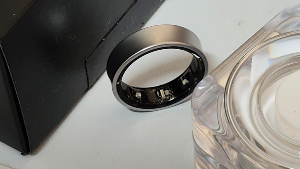 החיישנים של Galaxy Ring בחלק התחתון של הטבעת