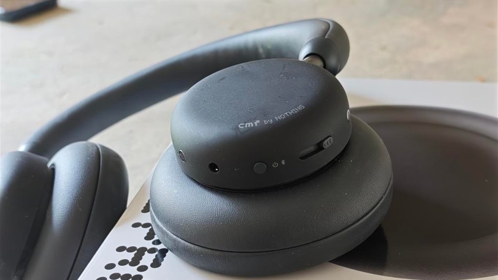 הבקרות באוזניה השמאלית של CMF Headphone Pro