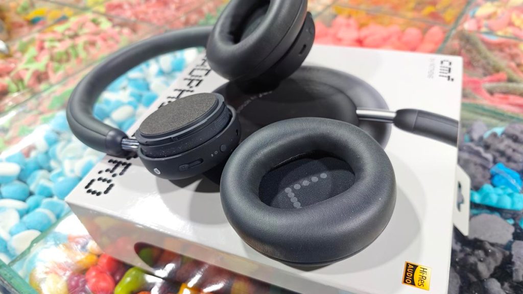 את הכריות של Headphone Pro של CMF אפשר לנתק ולהחליף