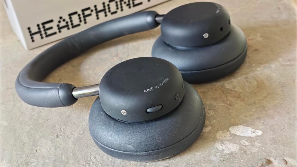 CMF Headphone Pro מהצד של האוזנייה הימנית