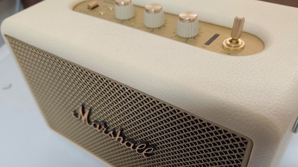 מבט מקדימה על ההגריל, הלוגו והכפתורים של הרמקול הנייד Marshall Kilburn III