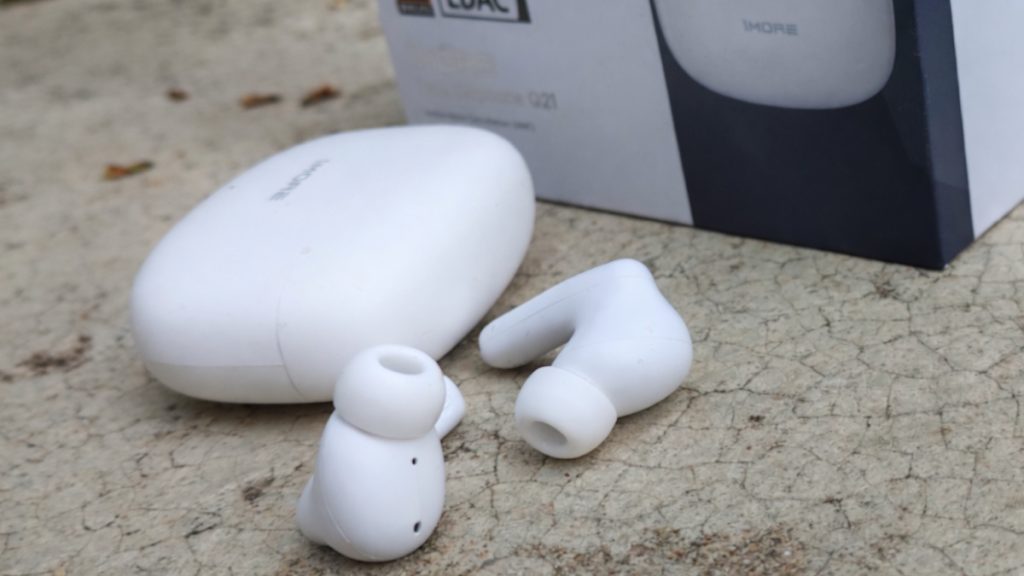 האוזניות 1More TWS Earphone Q21 בחוץ ליד החלק הקדמי של הקופסה