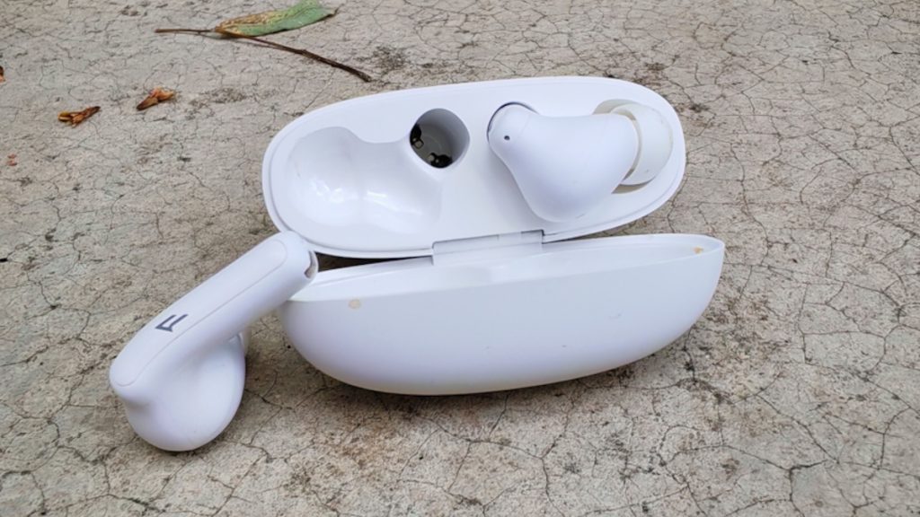 1More TWS Earphone Q21 עם המארז אחת בפנים ואחת בחוץ