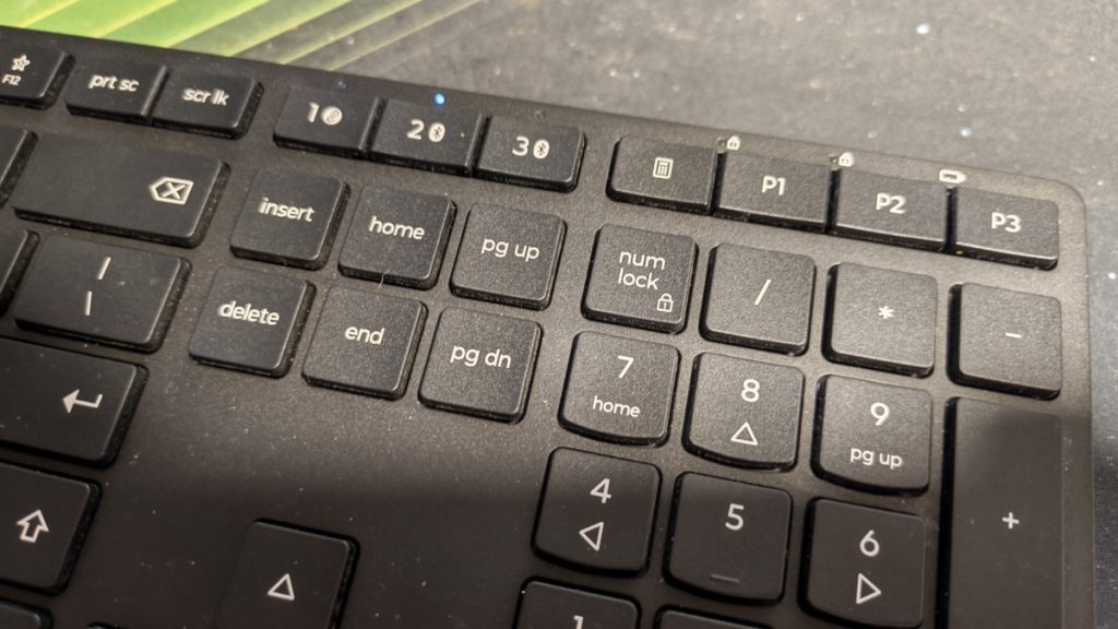 הכפתורים המיוחדים במקלדת Keyboard 6000 מהצמד Lenovo Wireless Multi-Mode Pro Combo Keyboard and Mouse 6000