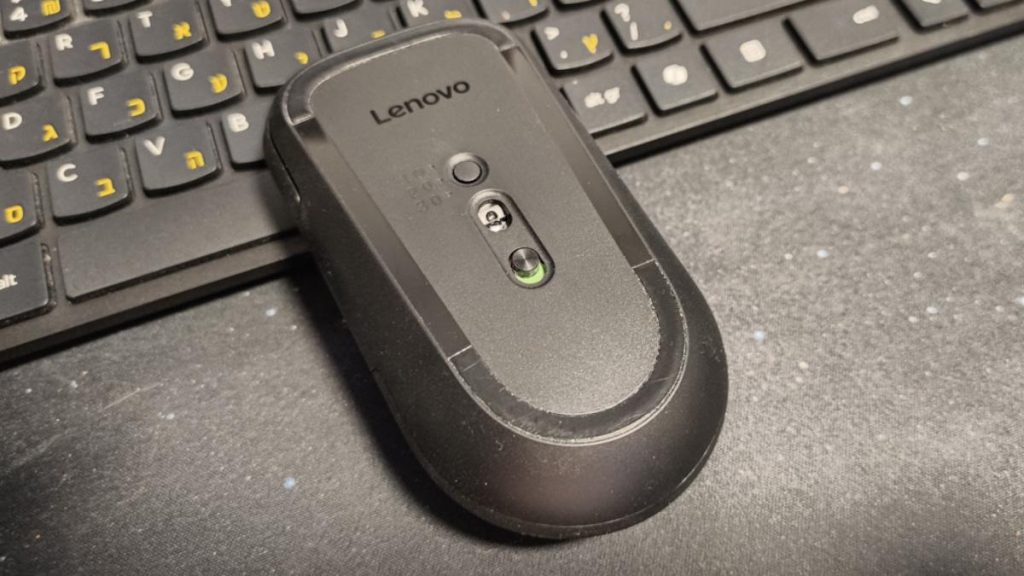 מבט על כפתורי העכבר Lenovo Wireless Multi-Mode Pro Combo Keyboard and Mouse 6000 בחלק התחתון שלו
