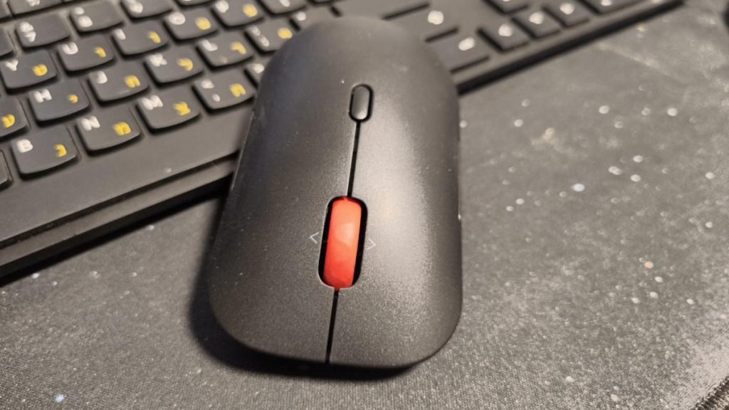 מבט מלמעלה על Mouse 6000, העכבר האלחוטי בצמד Lenovo Wireless Multi-Mode Pro Combo Keyboard and Mouse 6000